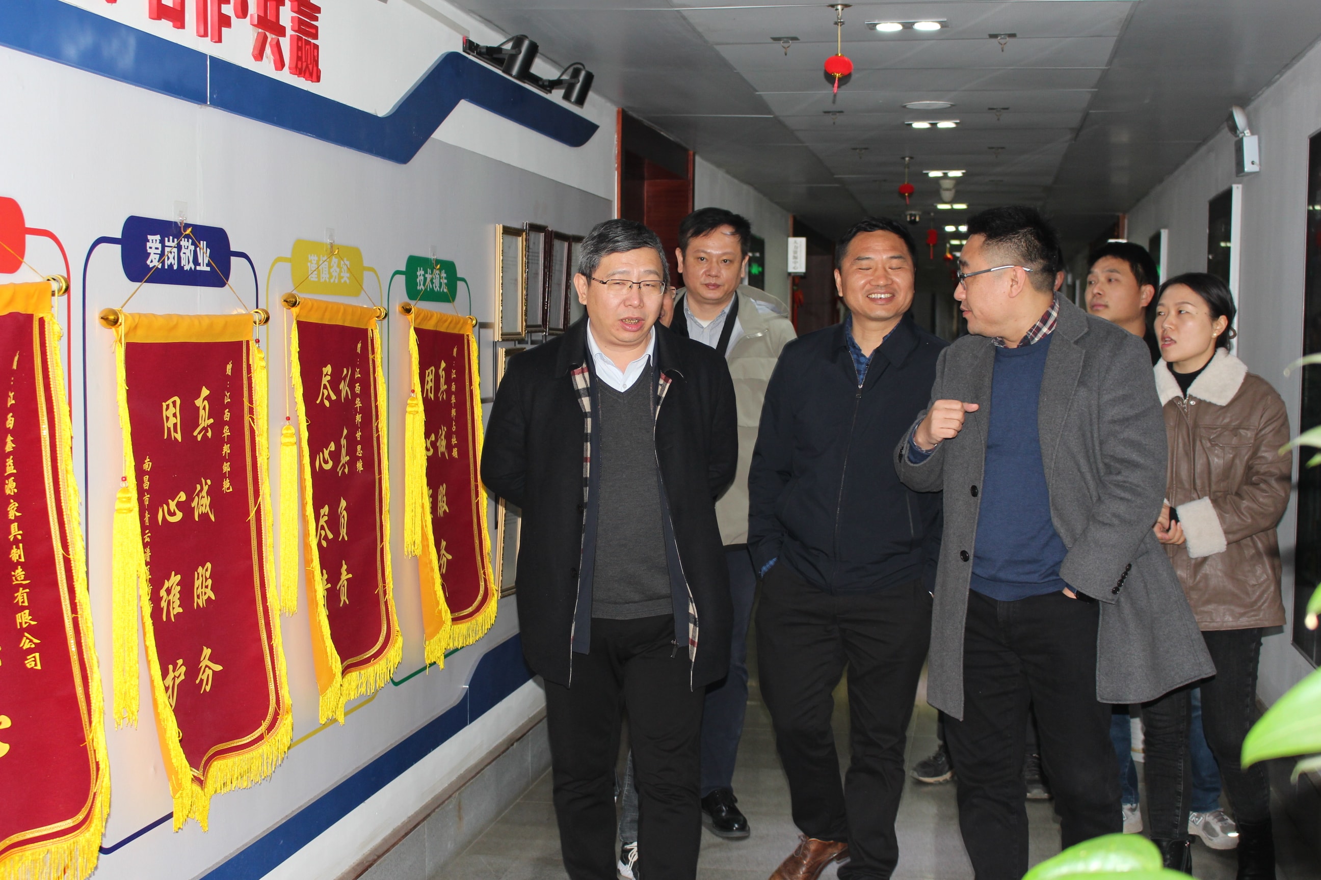 南昌市紅谷灘區委常委宣傳部長鄧越峰一行蒞臨江西華邦走訪調研